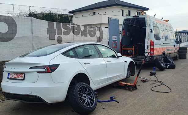 schimb anvelope tesla